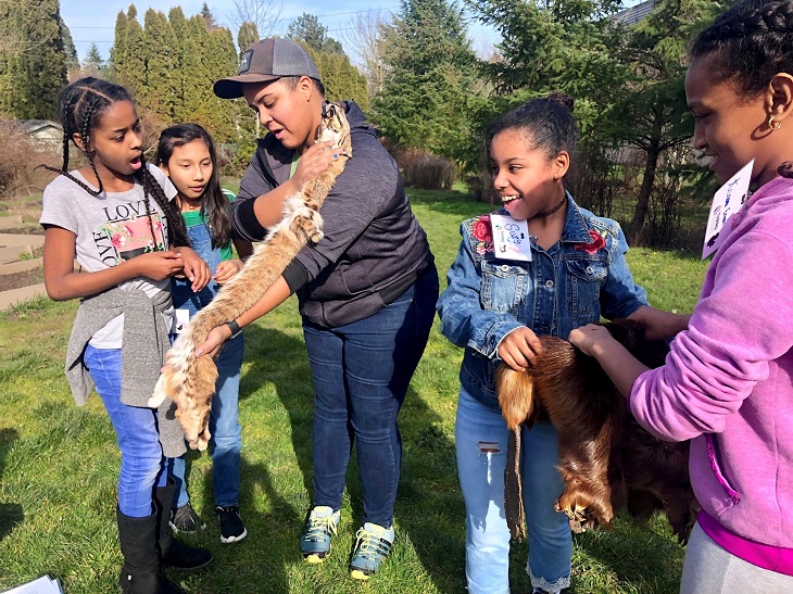 Personal de THPRD con niñas/os en la naturaleza | THPRD staff members with youth in nature